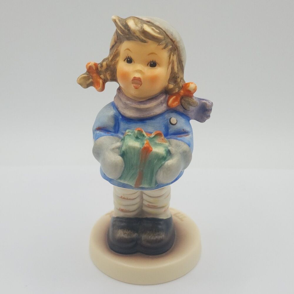 Goebel Hummel Christmas Time Schön Verpackt #2106 Exclusive Edition Germany 1999